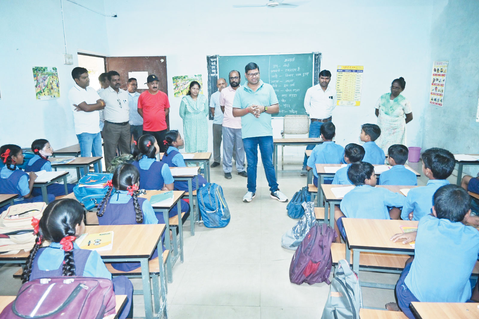 आयुक्त ने खुर्सीपार में अटल आवास- स्कूल का किया निरीक्षण