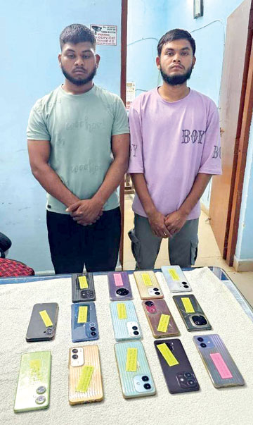 तीन मोबाइल चोर गिरफ्तार, एक नाबालिग, 14 फोन जब्त तीन मोबाइल चोर गिरफ्तार, एक नाबालिग, 14 फोन जब्त