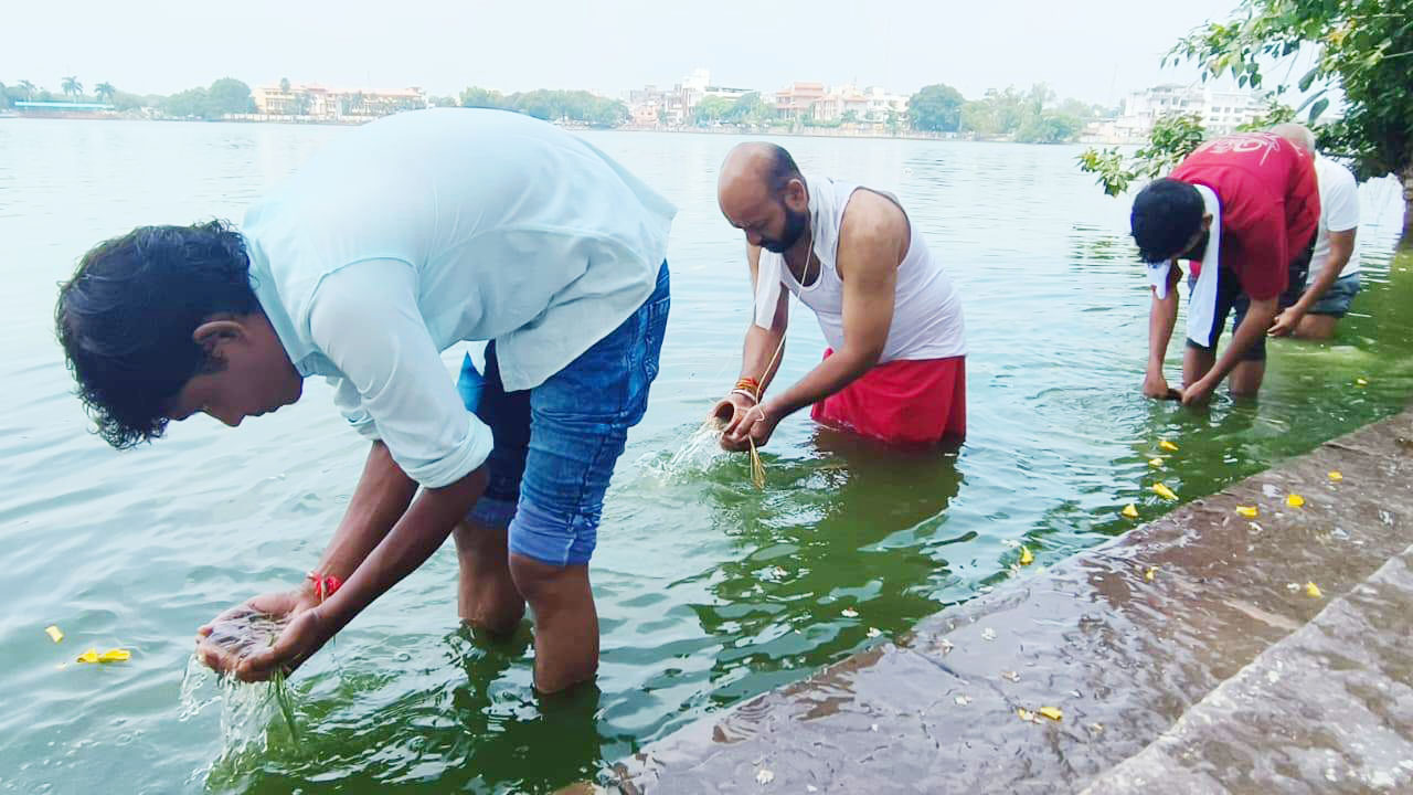 पूर्वजों की याद में पितरों को रोज कर रहे जल तर्पण पूर्वजों की याद में पितरों को रोज कर रहे जल तर्पण