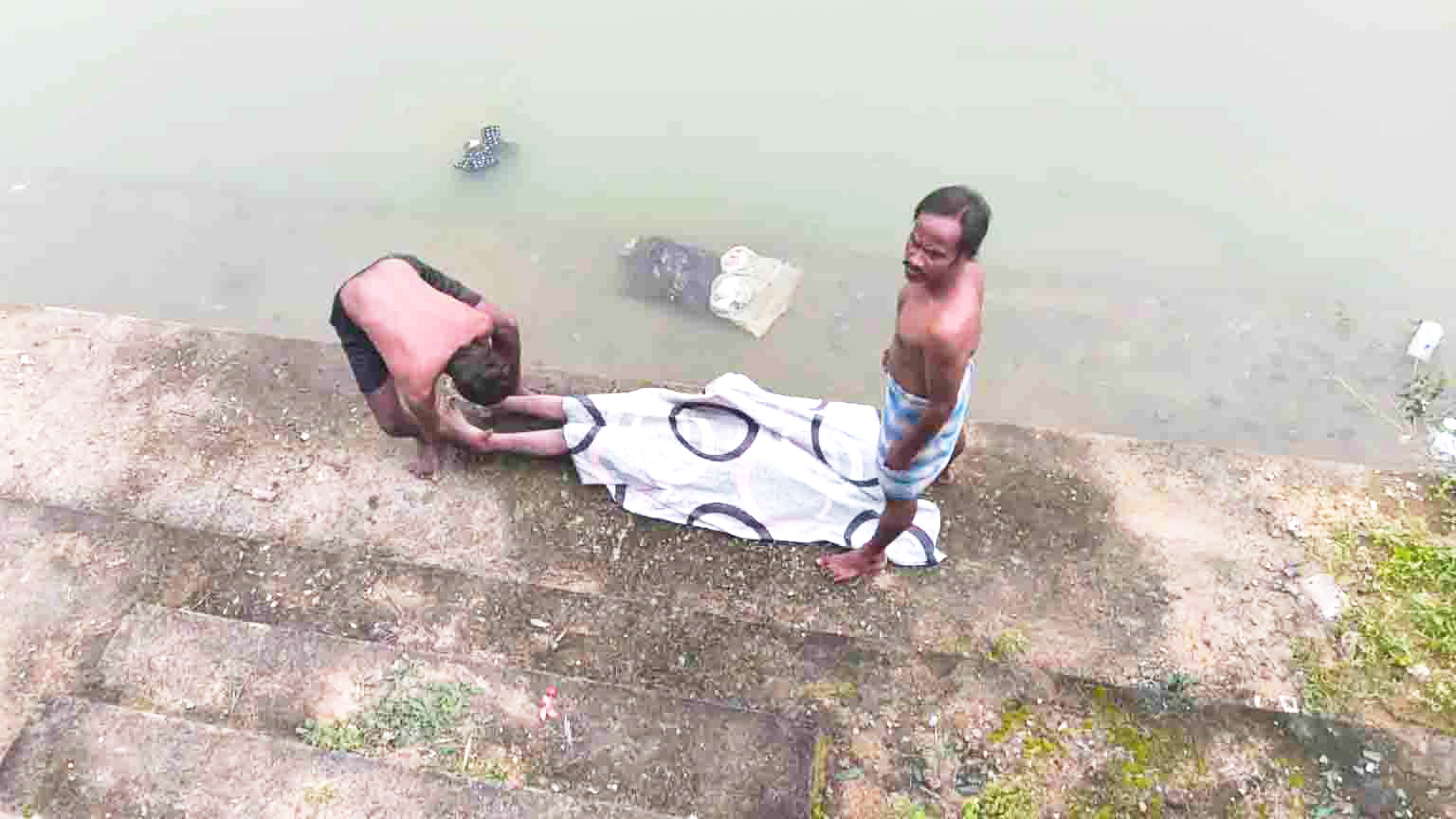 तालाब मे मिली युवक की लाश तालाब मे मिली युवक की लाश