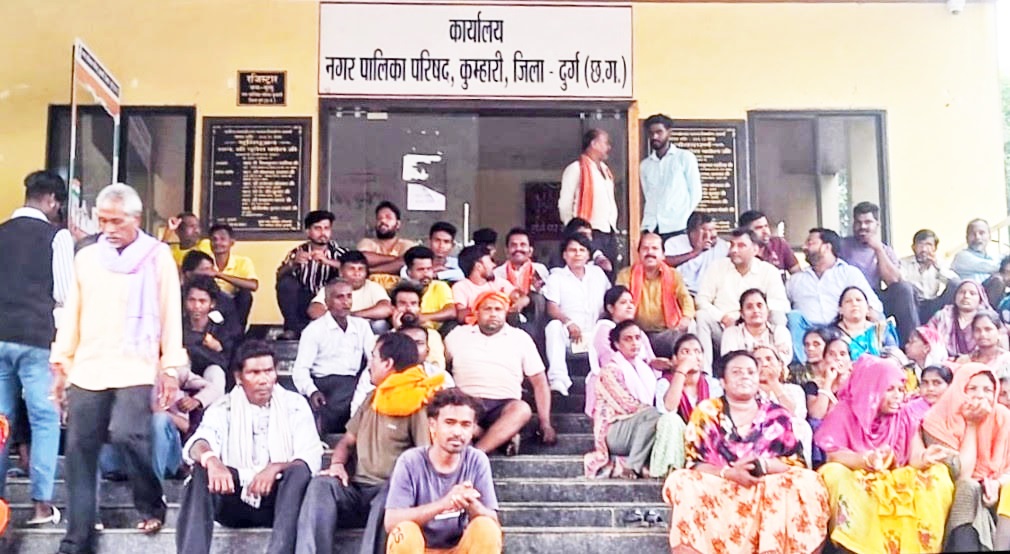 विस्थापन की मांग पर स्टेशन चौक के व्यापारी और रहवासियों ने पालिका पहुंचकर जताया विरोध