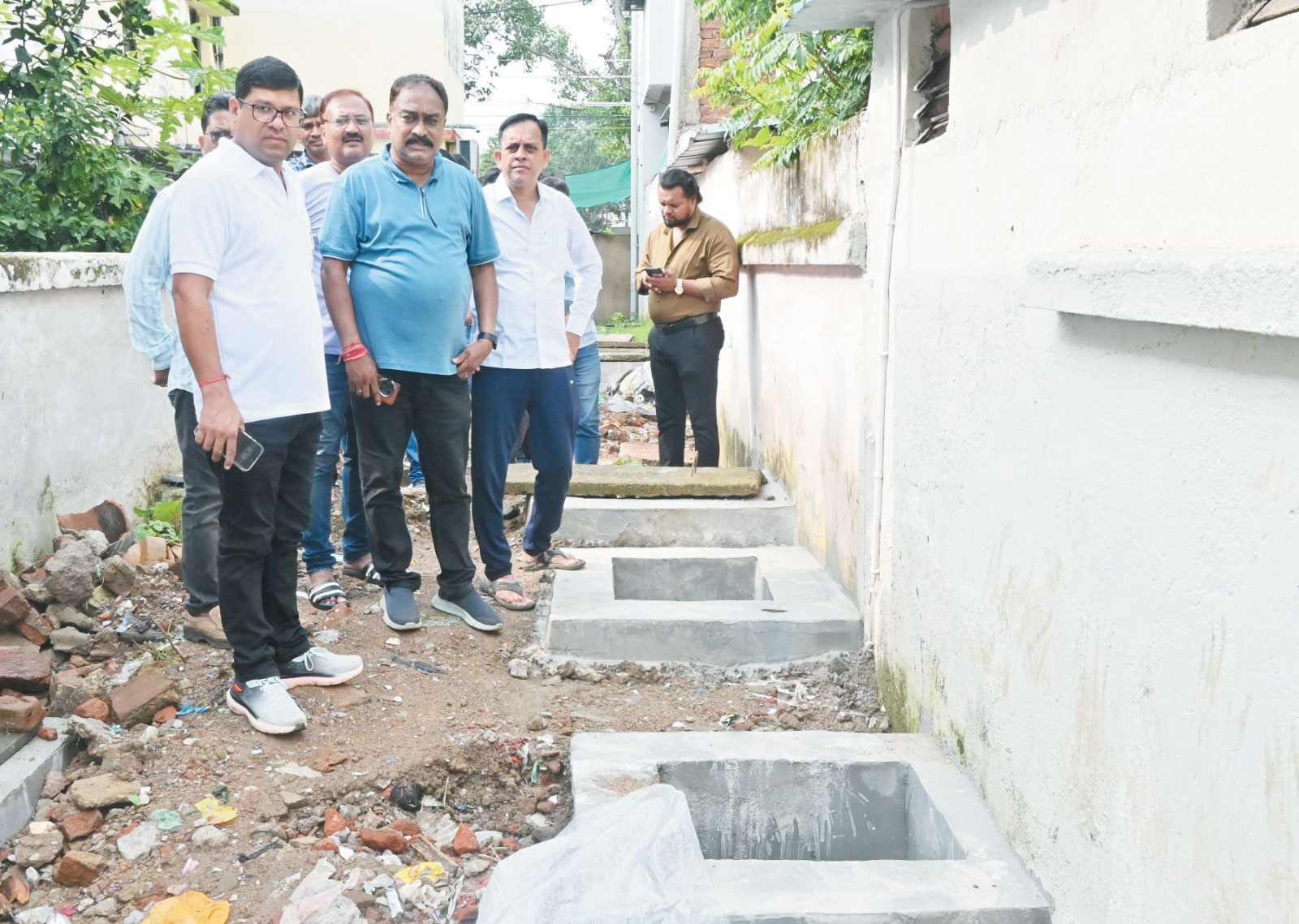 आयुक्त ने प्रस्तावित रोड निर्माण एवं सिवरेज सिस्टम का किया निरीक्षण