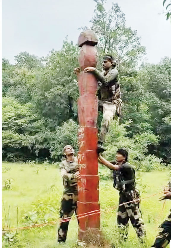जवानों ने 14 फीट ऊंचे नक्सल स्मारक को किया ध्वस्त