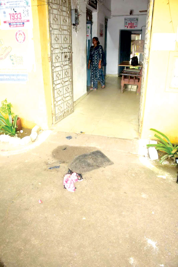 महिला थाना में आग लगाने वाली वर्षा की मौत