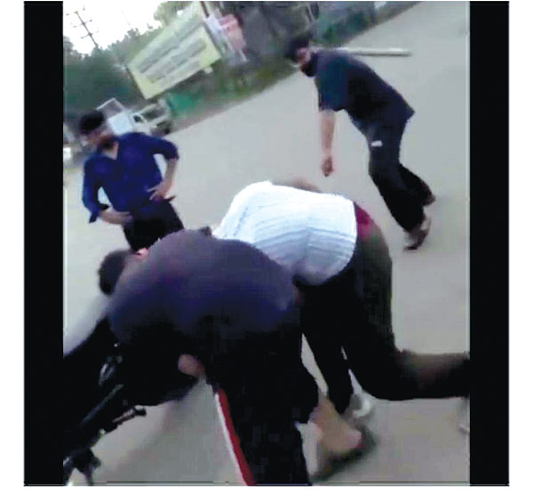 खम्हारडीह में मारपीट बेसबाल बैट का खुलकर इस्तेमाल, गिरफ्तार