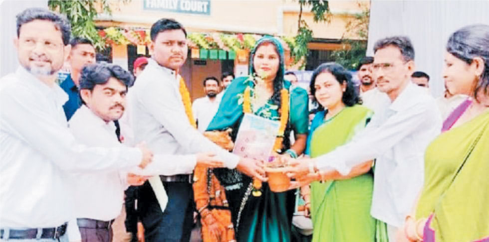 नेशनल लोक अदालत: 8 परिवार एक हुए, तुलसी का पौधा देकर किया विदा