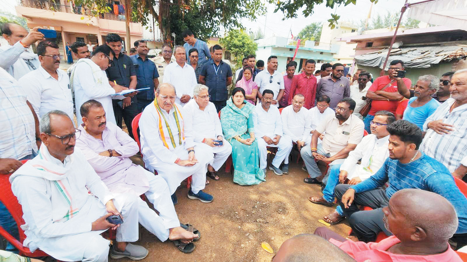 नवागांव पहुंची कांग्रेस जांच समिति ने कहा- तीन युवकों की हत्या खराब कानून व्यवस्था का नतीजा