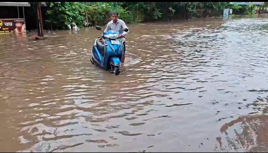 तेज गर्जना के साथ तडक़े मूसलाधार बारिश