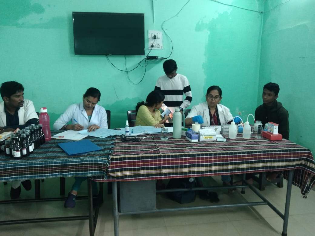 बाल गृह के बालक-बालिका  का स्वास्थ्य परीक्षण