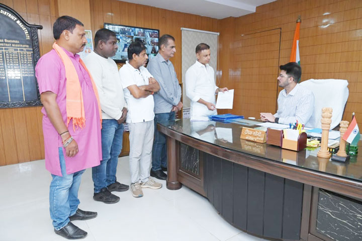 नाली निर्माण की कलेक्टर से जांच की मांग