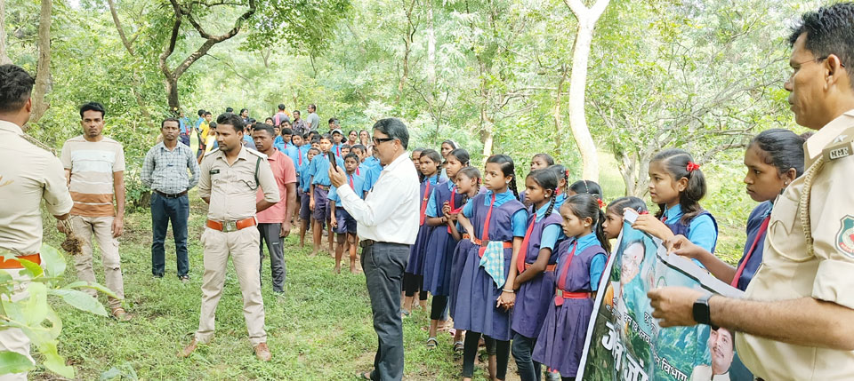 जल-जंगल यात्रा: विद्यार्थियों को वन व पर्यावरण संरक्षण की दी जानकारी