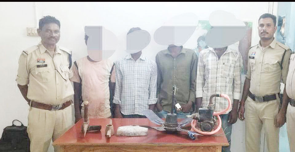 सूने मकान में चोरी, दो नाबालिग सहित पांच गिरफ्तार