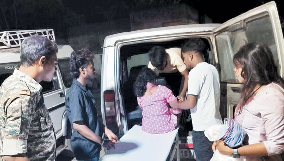 बाइक ने खड़े ट्रक को मारी टक्कर, तीन जख्मी