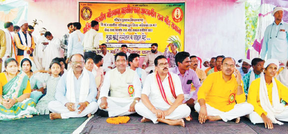 विधायक व जनप्रतिनिधियों को जोहार भेंटकर बम्हनी में मनाया नवाखाई मिलन समारोह