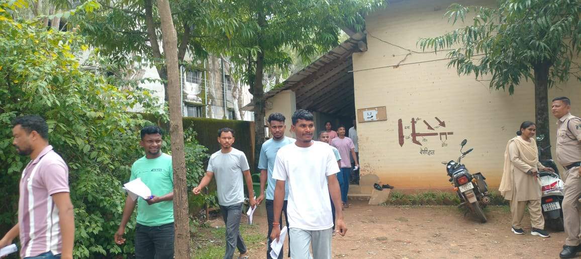 हजारों ने दी आरक्षक भर्ती परीक्षा