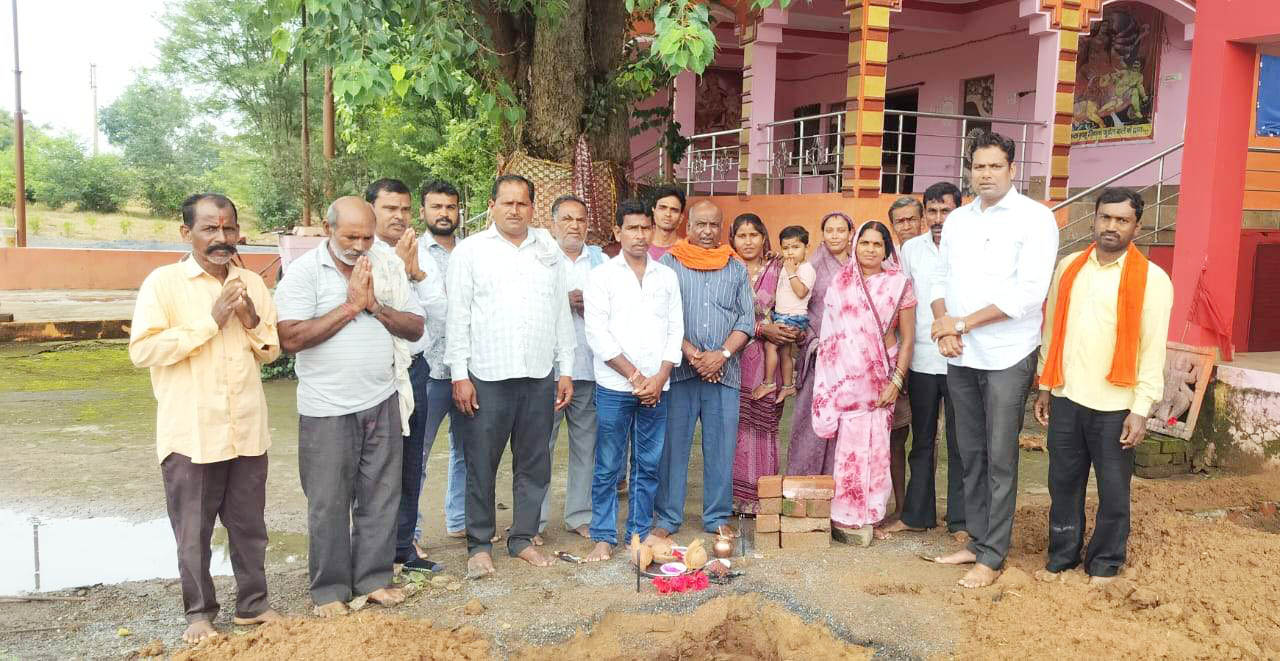 जनपद अध्यक्ष ने किया टीनशेड निर्माण का भूमिपूजन
