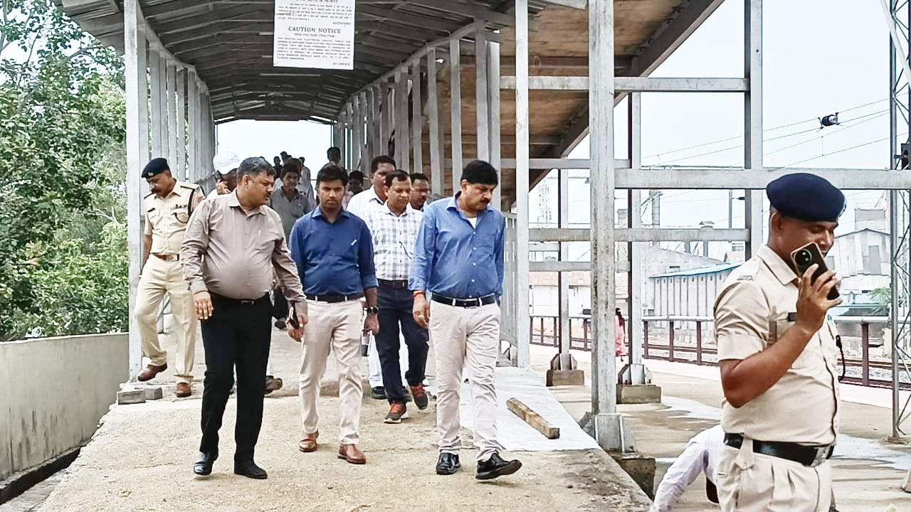 डीआरएम ने राजिम स्टेशन का किया निरीक्षण