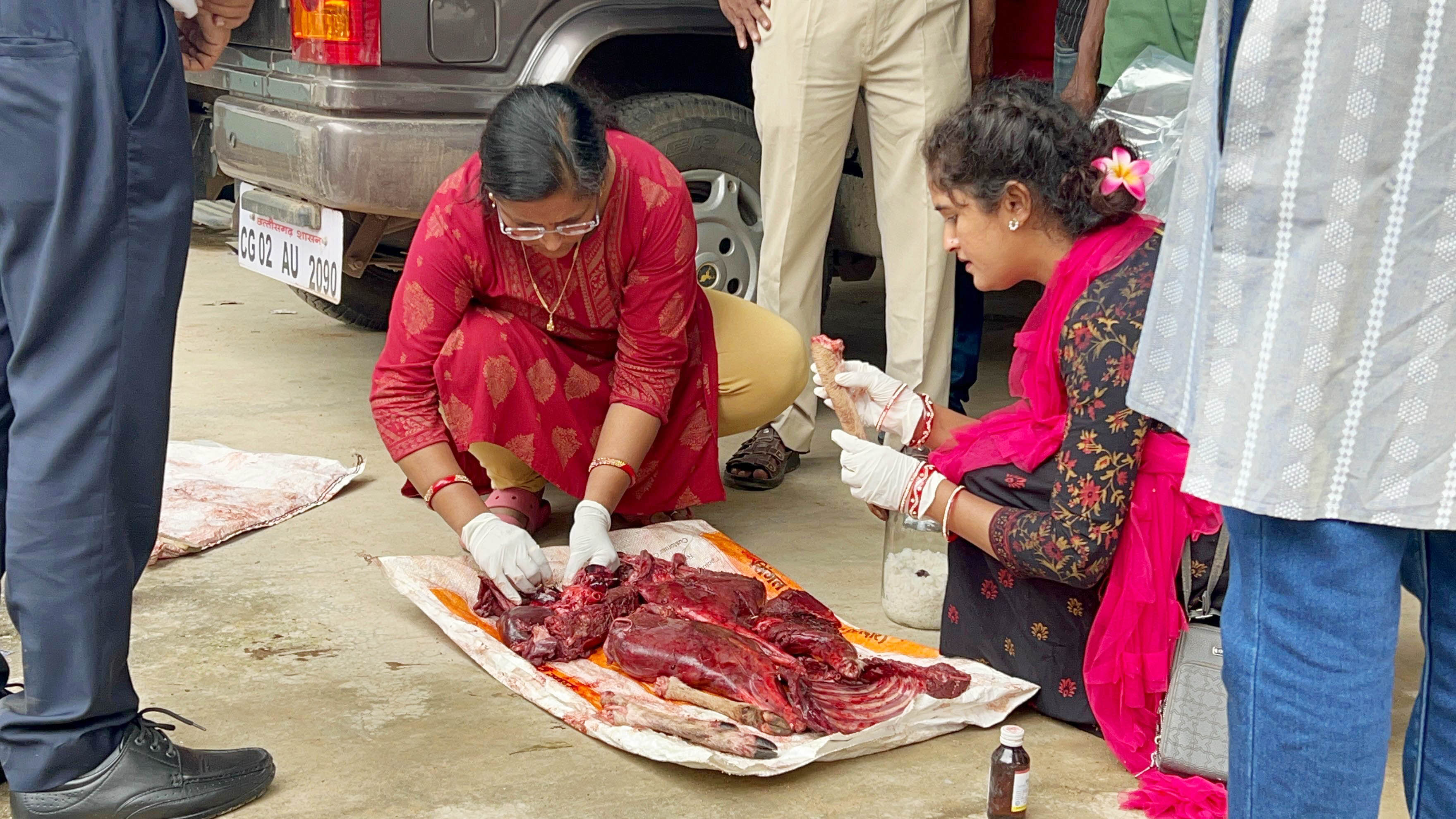 शिकार के बाद हिरण का मांस पकाने की थी तैयारी, ग्रामीणों की सूचना पर 4 शिकारी गिरफ्तार