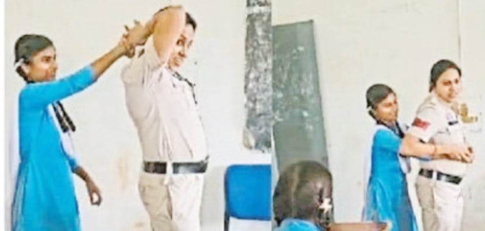 छात्राओं को आत्मरक्षा के गुर बताए