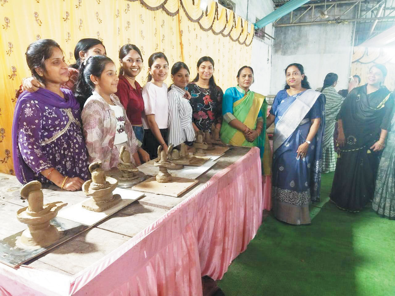 अग्रसेन जयंती समारोह: तीसरे दिन मिट्टी के शिवलिंग बनाओ स्पर्धा