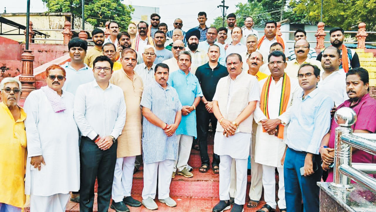 शांताराम का अस्थि विसर्जन त्रिवेणी संगम में