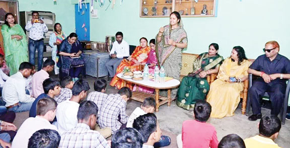 नेत्रहीन संस्था पहुंचीं समाज कल्याण मंत्री, बच्चों के चेहरे पर आई मुस्कान