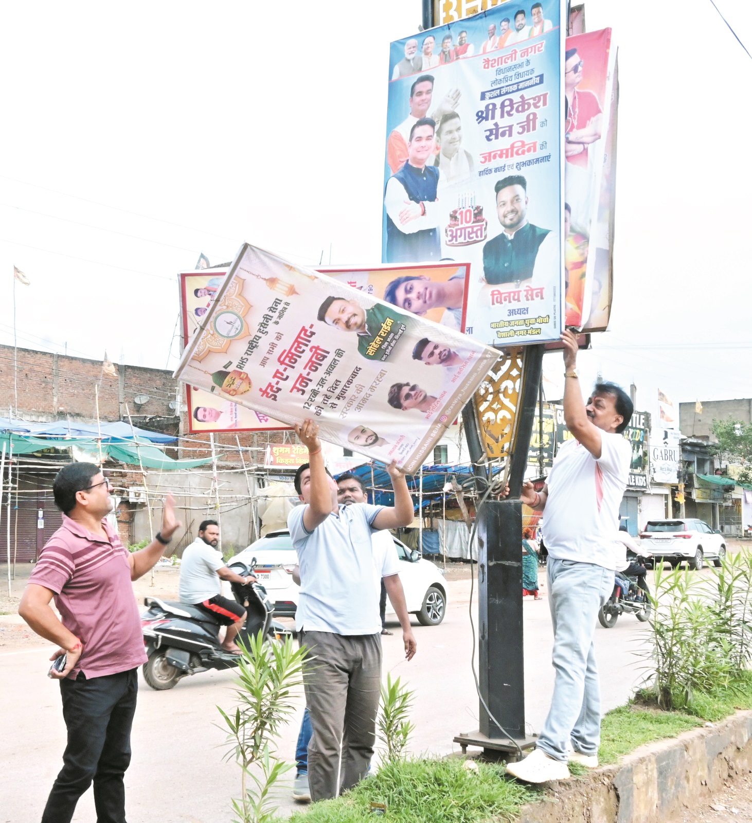 आयुक्त ने सडक़ पर लगे पोल से अवैध बैनर-पोस्टर हटाने के दिए निर्देश