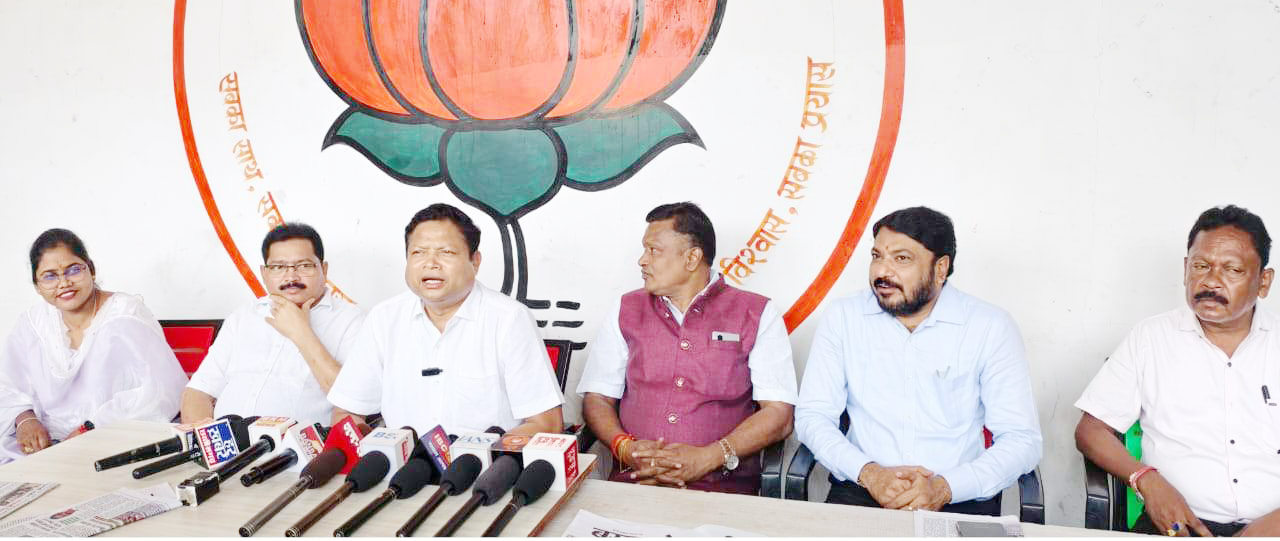 रेत पर विधायक मंडावी की सियासत पर गरमाई राजनीति, पूर्व मंत्री गागड़ा ने लगाए गंभीर आरोप