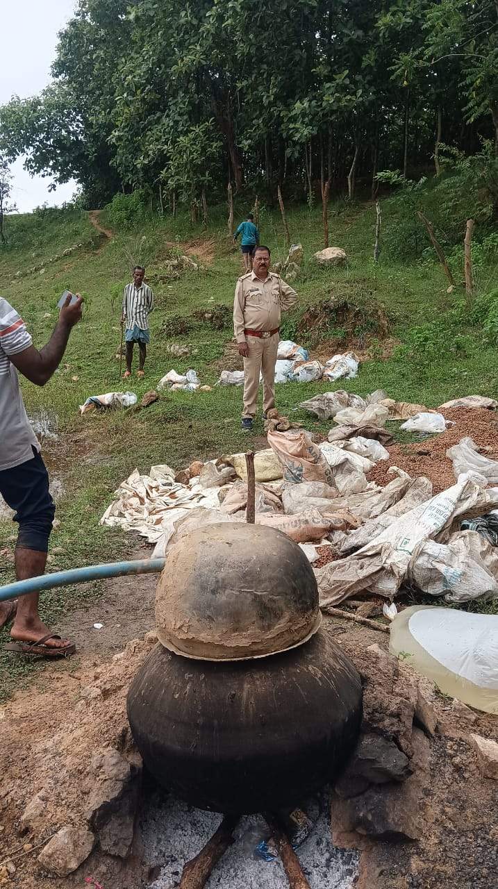 महुआ शराब व लाहन जब्त