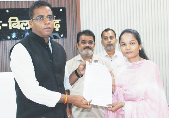 बेटी को अनुकम्पा नियुक्ति पत्र