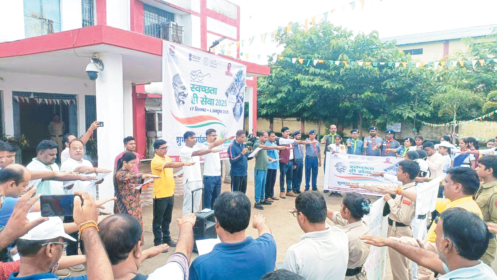 कलेक्ट्रेट परिसर में सफाई,स्वच्छता शपथ