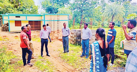 कलेक्टर का छिंदगढ़ दौरा, पशुशेड, स्वास्थ्य, पेयजल और आजीविका से जुड़े कार्यों में तेजी लाने के निर्देश