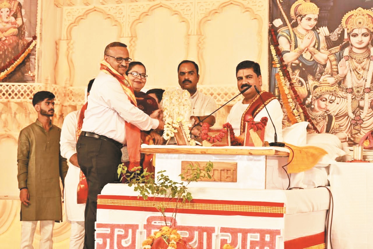 जीवन में प्रसन्न रहना है तो हर परिस्थिति स्वीकार करने का स्वभाव बनाएं-राजन महाराज