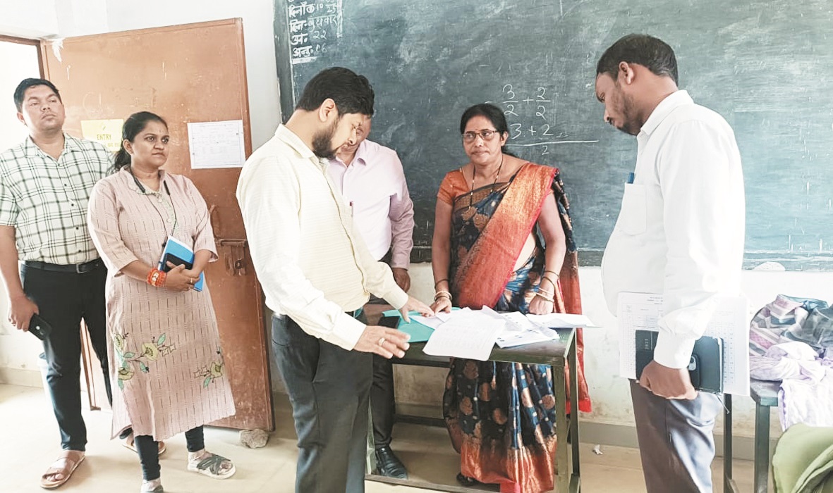 कलेक्टर ने किया मतदाता सूची के मिलान कार्य का निरीक्षण