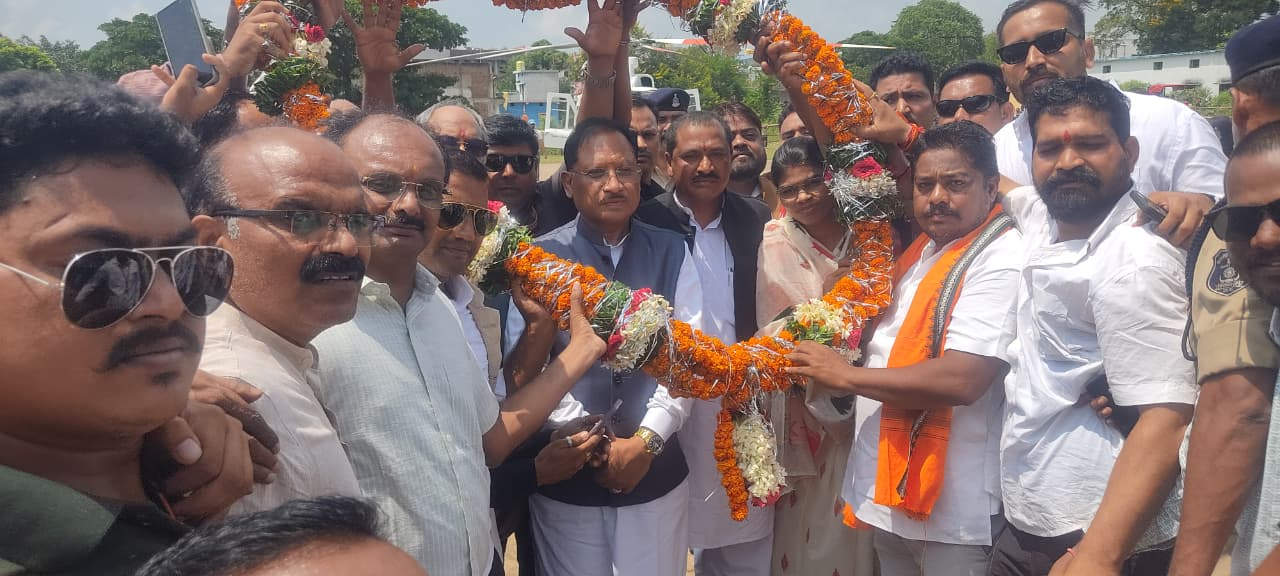 सीएम का पालिकाध्यक्ष-भाजपा  ने हेलीपैड पर किया स्वागत