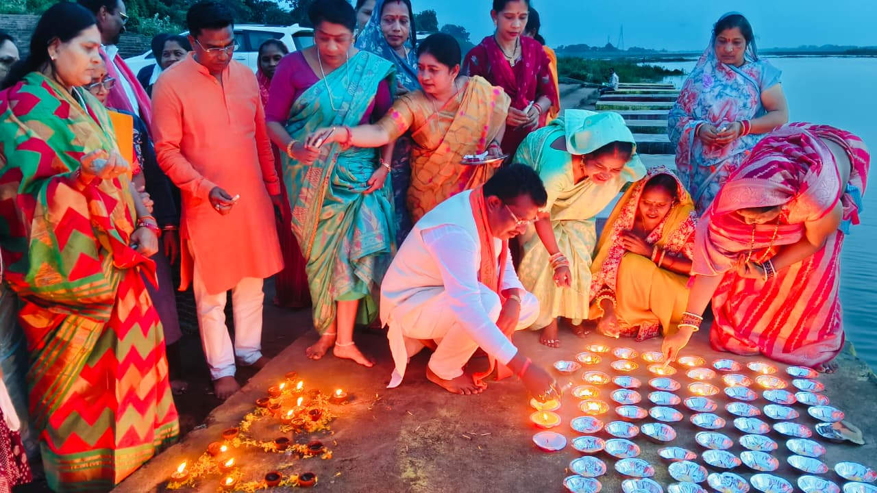 पीएम के जन्म दिवस पर दीपों  से जगमगाया त्रिवेणी तट