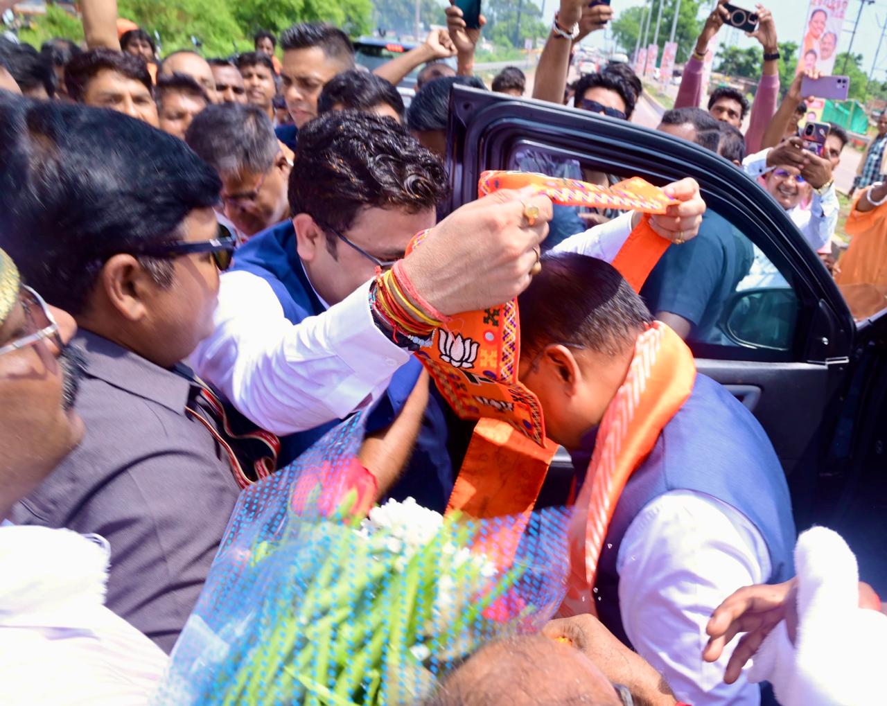 सीएम का भाजपा नेता देवांगन ने किया स्वागत