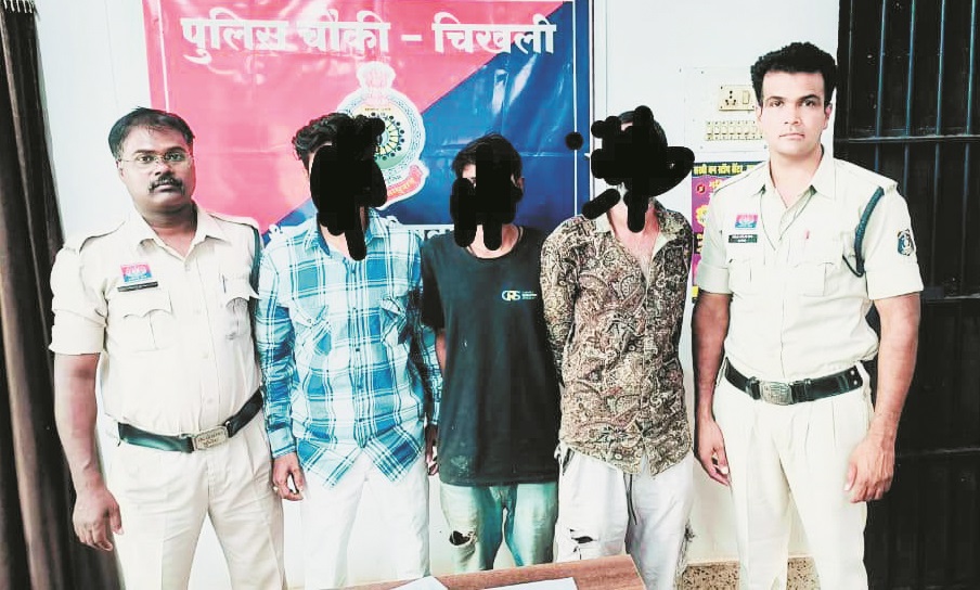 सार्वजनिक स्थान पर शराब सेवन करने वालों पर कार्रवाई