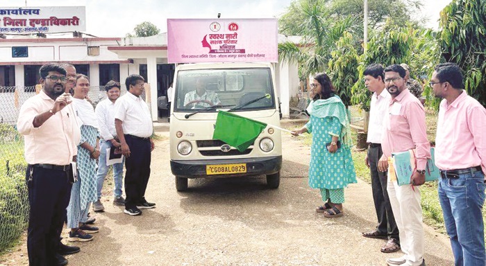 कलेक्टर ने जागरूकता रथ को हरी झंडी दिखाकर किया रवाना