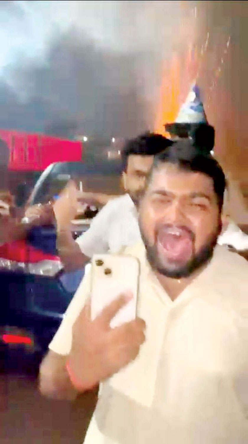 खरोरा-तिल्दा मार्ग पर देर रात बीच सडक़ जाम कर मना जन्मदिन खरोरा पुलिस कर रही तलाश