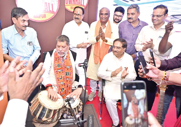 ..जब भाजपाध्यक्ष ने बजाया तबला