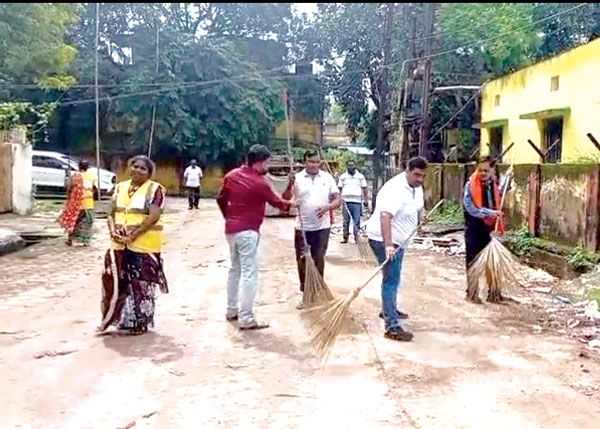  फेंका कचरा उठवाकर, डस्टबीन में डलवाया