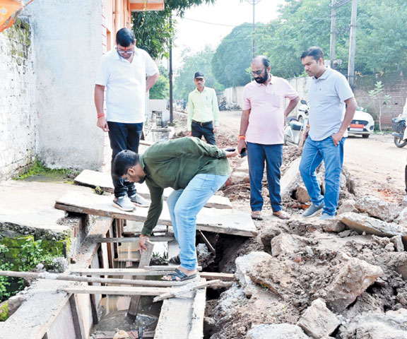 आयुक्त ने स्कूल एवं निर्माणाधीन नाली का किया निरीक्षण