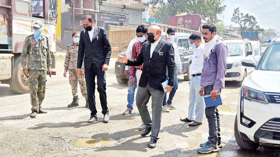 जर्जर सडक़ का जायजा लेने पहुंचे अधिवक्ता, नगरवासियों से बात कर सुनीं समस्याएं