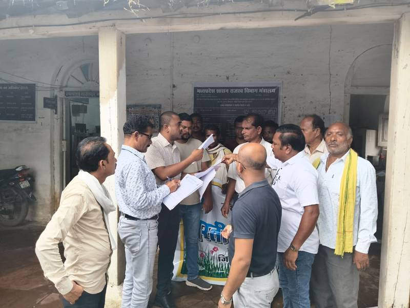  सीएम के नाम तहसीलदार को सौंपा ज्ञापन