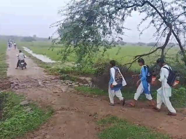 पक्की सडक़ नहीं, पगडंडियों पर चलने मजबूर