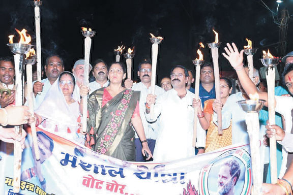 युवा कांग्रेस ने निकाली मशाल रैली