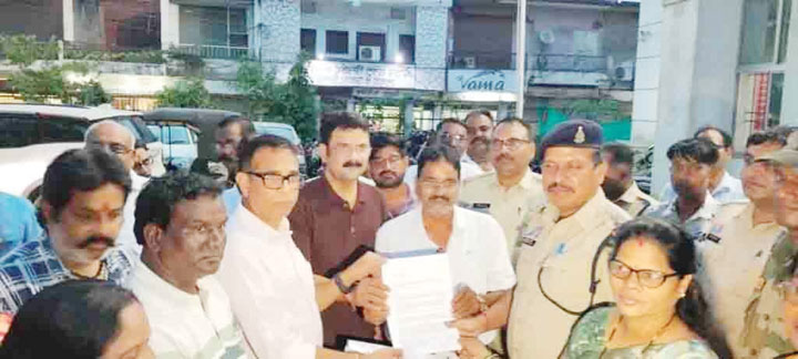 कांग्रेस कार्यकर्ता पहुंचे थाना, भाजपा नेताओं पर एफआईआर की मांग