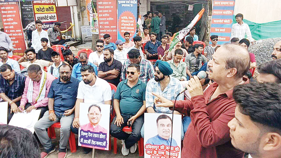 सडक़ें बदहाल, युवा कांग्रेस का चक्काजाम