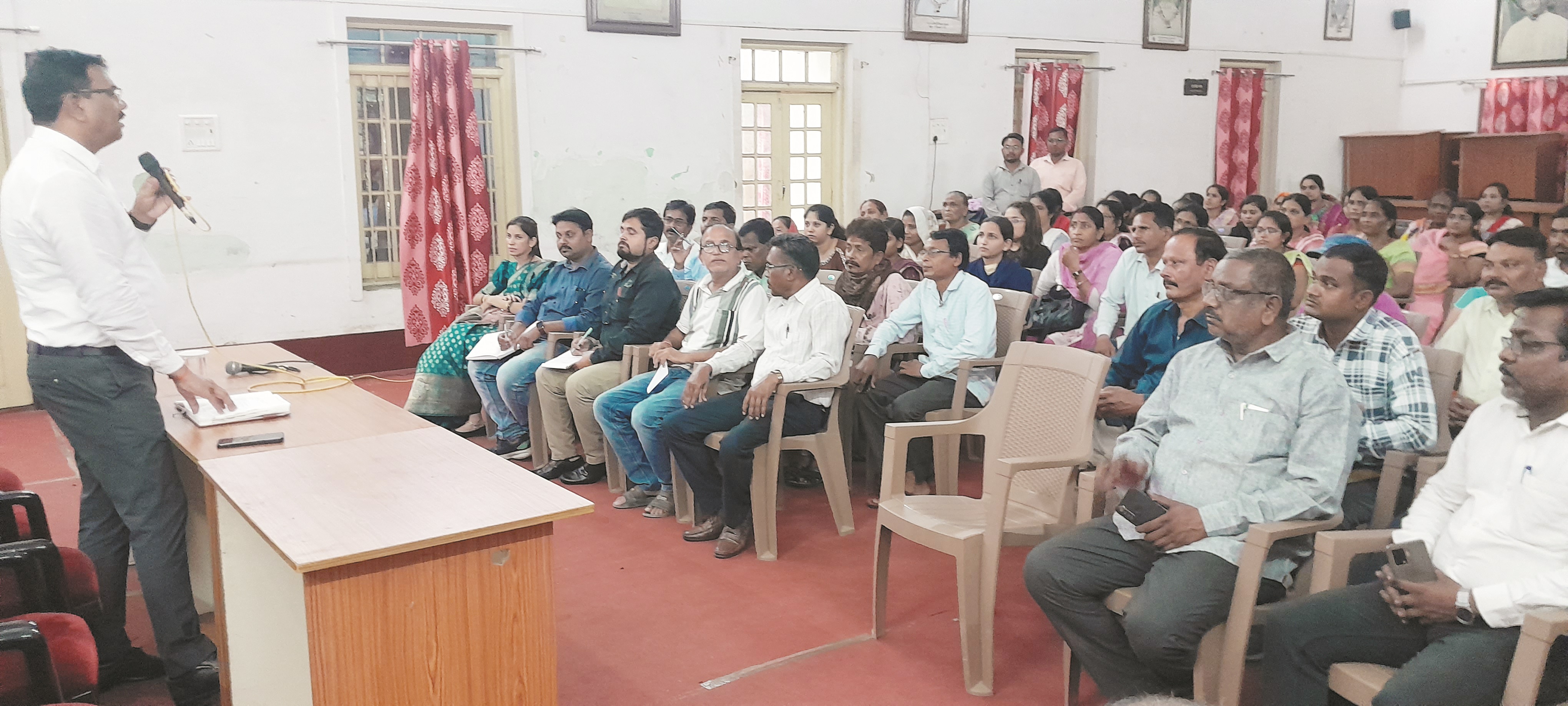 समय पर कार्यालय में हो उपस्थित, दायित्वों का समर्पित भाव से करें कार्य